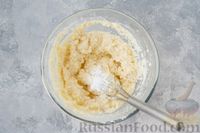 Фото приготовления рецепта: Оладьи на кефире, с грушей (без сахара) - шаг №7