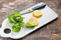 Фото приготовления рецепта: Компот из клубники с лимоном и мятой (на зиму) - шаг №4
