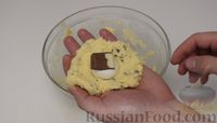 Фото приготовления рецепта: Песочное печенье с шоколадом и маршмеллоу - шаг №4