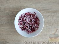 Фото приготовления рецепта: Слоёный салат с сельдью, помидорами, сыром и сухариками - шаг №6