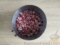 Фото приготовления рецепта: Слоёный салат с сельдью, помидорами, сыром и сухариками - шаг №9
