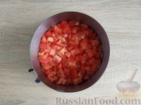 Фото приготовления рецепта: Слоёный салат с сельдью, помидорами, сыром и сухариками - шаг №12