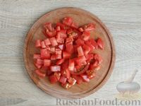 Фото приготовления рецепта: Слоёный салат с сельдью, помидорами, сыром и сухариками - шаг №11