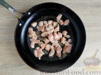 Фото приготовления рецепта: Куриное филе, жаренное с цукини и кукурузой - шаг №3