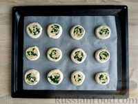 Фото приготовления рецепта: Слоёные булочки с сыром и шпинатом - шаг №14