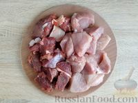 Фото приготовления рецепта: Чебуреки со свино-говяжьим фаршем - шаг №7