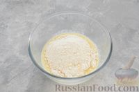 Фото приготовления рецепта: Закусочные песочные тарталетки с брынзой и укропом - шаг №4