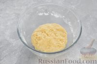 Фото приготовления рецепта: Закусочные песочные тарталетки с брынзой и укропом - шаг №5