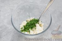 Фото приготовления рецепта: Закусочные песочные тарталетки с брынзой и укропом - шаг №7