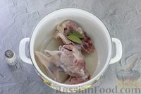 Фото приготовления рецепта: Куриный суп с капустой, сладким перцем и зелёным горошком - шаг №2