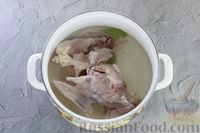 Фото приготовления рецепта: Куриный суп с капустой, сладким перцем и зелёным горошком - шаг №3