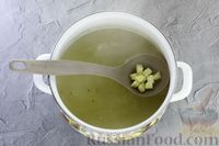 Фото приготовления рецепта: Куриный суп с капустой, сладким перцем и зелёным горошком - шаг №5