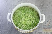 Фото приготовления рецепта: Куриный суп с капустой, сладким перцем и зелёным горошком - шаг №7