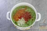 Фото приготовления рецепта: Куриный суп с капустой, сладким перцем и зелёным горошком - шаг №9