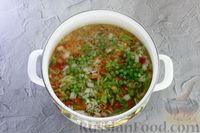 Фото приготовления рецепта: Куриный суп с капустой, сладким перцем и зелёным горошком - шаг №10