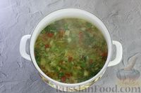 Фото приготовления рецепта: Куриный суп с капустой, сладким перцем и зелёным горошком - шаг №12