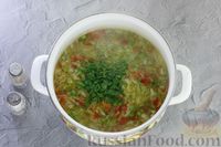 Фото приготовления рецепта: Куриный суп с капустой, сладким перцем и зелёным горошком - шаг №11
