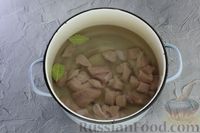 Фото приготовления рецепта: Куриный суп с вермишелью и яйцами - шаг №3