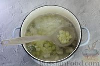 Фото приготовления рецепта: Куриный суп с вермишелью и яйцами - шаг №5