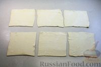 Фото приготовления рецепта: Открытые слойки с клубникой и сливочным сыром - шаг №5