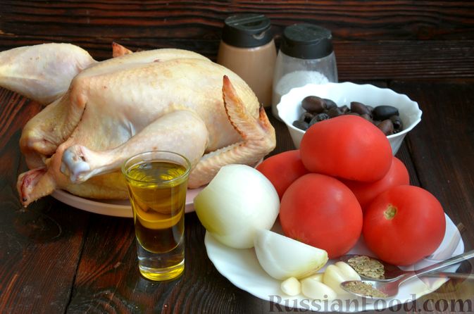Запеченая курица с соусом из помидоров и маслин