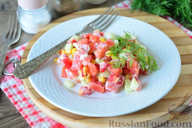Салат с кукурузой, огурцами и помидорами