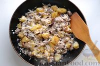 Фото приготовления рецепта: Жареный рис с беконом и картофелем - шаг №15