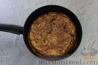 Фото приготовления рецепта: Испанская картофельная тортилья с брынзой и тмином - шаг №13