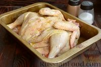 Фото приготовления рецепта: Курица, запечённая с помидорами и маслинами (в духовке) - шаг №9
