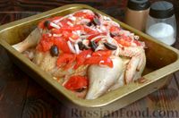 Фото приготовления рецепта: Курица, запечённая с помидорами и маслинами (в духовке) - шаг №10