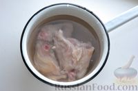 Фото приготовления рецепта: Куриный суп со стручковой фасолью и сметанно-яичной заправкой - шаг №2