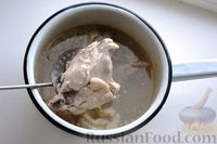 Фото приготовления рецепта: Куриный суп со стручковой фасолью и сметанно-яичной заправкой - шаг №3