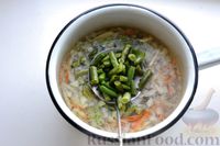 Фото приготовления рецепта: Куриный суп со стручковой фасолью и сметанно-яичной заправкой - шаг №6