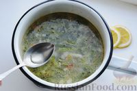 Фото приготовления рецепта: Куриный суп со стручковой фасолью и сметанно-яичной заправкой - шаг №7