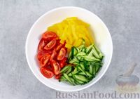 Фото приготовления рецепта: Салат с мидиями, помидорами, огурцом и болгарским перцем - шаг №4