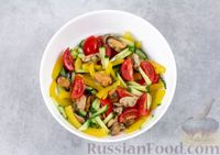 Фото приготовления рецепта: Салат с мидиями, помидорами, огурцом и болгарским перцем - шаг №5