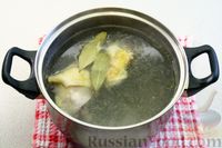 Фото приготовления рецепта: Куриный суп со щавелем и вермишелью - шаг №3