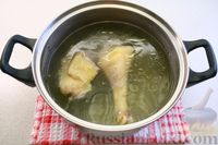 Фото приготовления рецепта: Куриный суп со щавелем и вермишелью - шаг №4