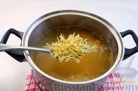 Фото приготовления рецепта: Куриный суп со щавелем и вермишелью - шаг №14
