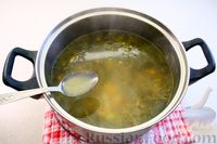 Фото приготовления рецепта: Куриный суп со щавелем и вермишелью - шаг №16