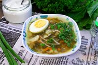 Фото приготовления рецепта: Куриный суп со щавелем и вермишелью - шаг №18