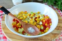 Фото приготовления рецепта: Салат из помидоров, болгарского перца, огурцов и кукурузы - шаг №6