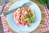Фото приготовления рецепта: Салат из помидоров, болгарского перца, огурцов и кукурузы - шаг №9