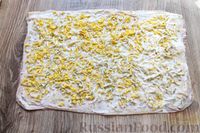 Фото приготовления рецепта: Рулет из лаваша с паштетом, плавленым сыром и варёными яйцами - шаг №5
