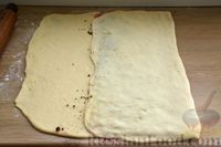 Фото приготовления рецепта: Сдобные булочки-колечки с черешней и шоколадным штрейзелем - шаг №19