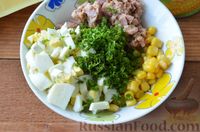 Фото приготовления рецепта: Салат с тунцом и кукурузой - шаг №4