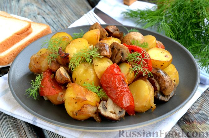 Мясо по-французски с картошкой и помидорами