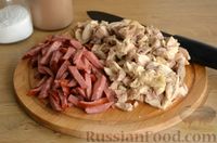 Фото приготовления рецепта: Сборная солянка с курицей, колбасой и каперсами - шаг №10