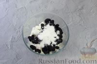 Фото приготовления рецепта: Творожный десерт с шелковицей и сгущенным молоком - шаг №5