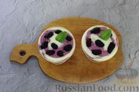 Фото приготовления рецепта: Творожный десерт с шелковицей и сгущенным молоком - шаг №12